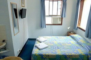 Acacia Inner City Inn - Holiday Sunshine Coast 1