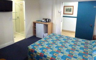 Acacia Inner City Inn - Holiday Sunshine Coast 3