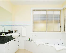 Lakes Entrance Waverley House Cottages - Sunshine Coast Tourism 6