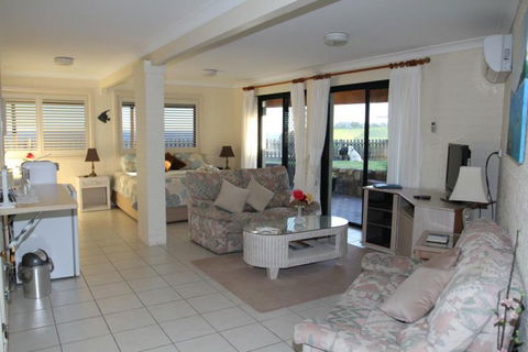 Sea Whispers Bed & Breakfast - Sunshine Coast Tourism 0