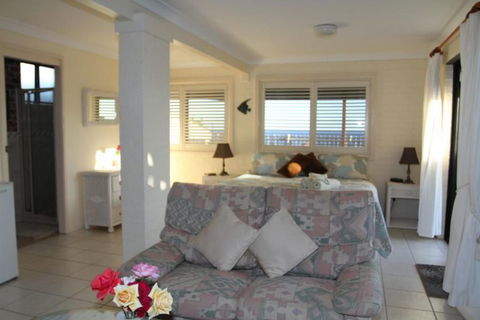 Sea Whispers Bed & Breakfast - Sunshine Coast Tourism 2