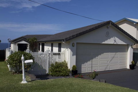 Sea Whispers Bed & Breakfast - Sunshine Coast Tourism 4