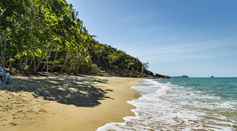 Trinity Beach Palace - Holiday Sunshine Coast 1