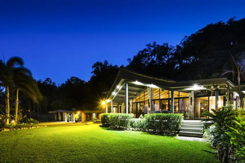 Trinity Beach Palace - Holiday Sunshine Coast 24