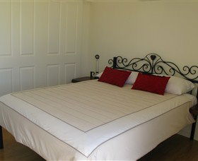 Rubyvale Gem Gallery Apartments - Holiday Sunshine Coast 2