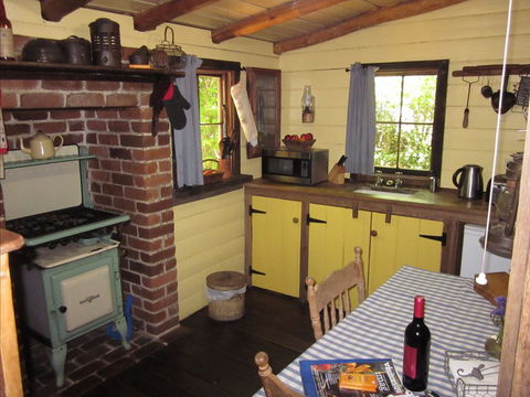 Settlers Hut - Sunshine Coast Tourism 3