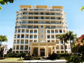 Palazzo Colonnades - Holiday Sunshine Coast 1