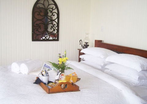 At Remingtons B & B Private Cottages  - Holiday Sunshine Coast 2