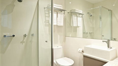 BEST WESTERN PLUS Travel Inn Hotel - Sunshine Coast Tourism 1
