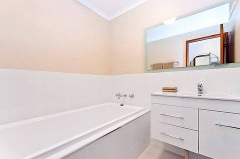 BEST WESTERN Tudor Motor Inn - Sunshine Coast Tourism 6