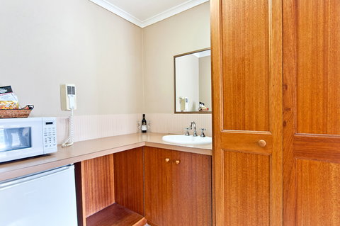 BEST WESTERN Tudor Motor Inn - Sunshine Coast Tourism 8