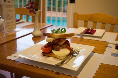 Admiralty Inn - Sunshine Coast Tourism 3