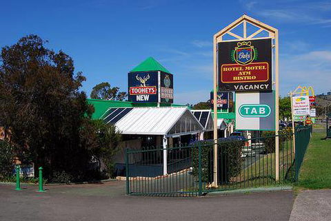 Oaks Hotel Motel - Sunshine Coast Tourism 13