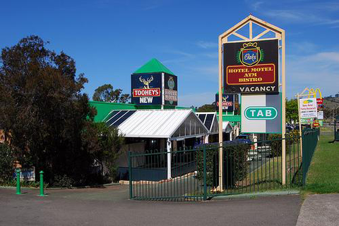 Oaks Hotel Motel - Sunshine Coast Tourism 5