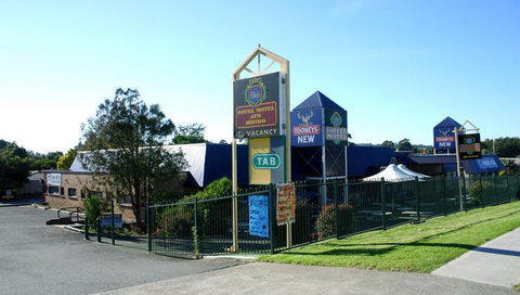 Oaks Hotel Motel - Sunshine Coast Tourism 10