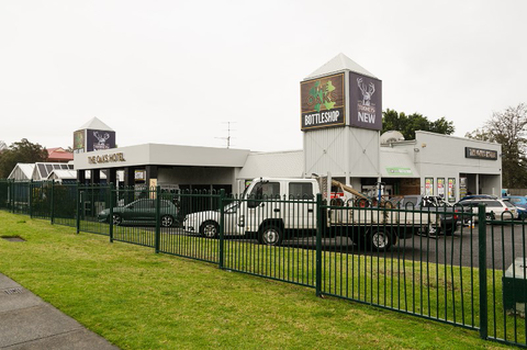 Oaks Hotel Motel - Sunshine Coast Tourism 11