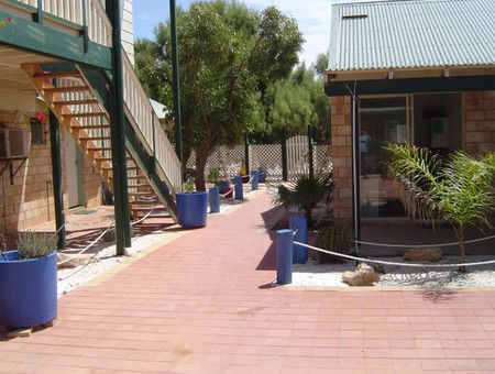 Bay Lodge Economy Beachfront - Sunshine Coast Tourism 3
