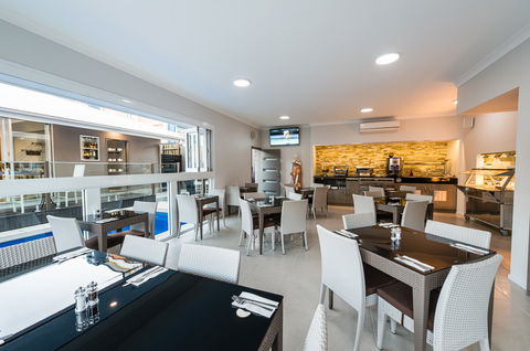 Athena Motel Apartments - Holiday Sunshine Coast 2
