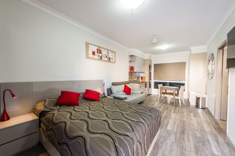 Athena Motel Apartments - Holiday Sunshine Coast 7