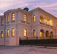 Roxburgh House Apartments - Sunshine Coast Tourism