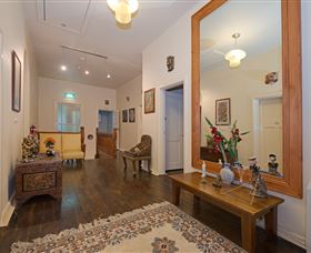 Edinburgh Gallery Bed And Breakfast - Sunshine Coast Tourism 0
