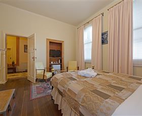 Edinburgh Gallery Bed And Breakfast - Sunshine Coast Tourism 1