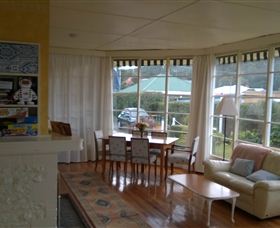 House Of Windsor - Holiday Sunshine Coast 1