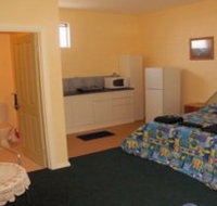 Penguin Holiday Apartments - Holiday Sunshine Coast