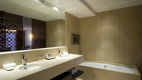 Royce Hotel - Sunshine Coast Tourism 4