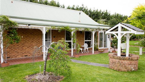 Lakeside Cottage - Sunshine Coast Tourism 6