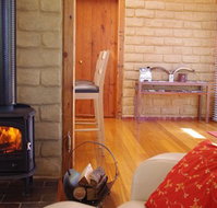 Lyrebird Cottages - Sunshine Coast Tourism