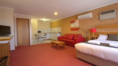 Blue Whale Motor Inn & Apartments - Sunshine Coast Tourism 4
