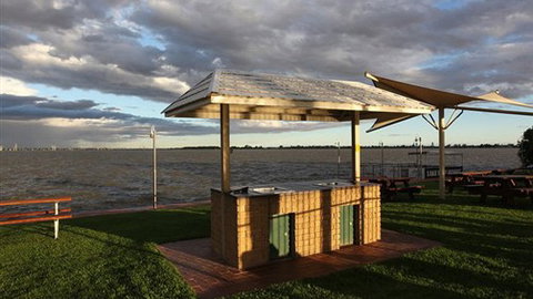 Lake Edge Resort - Sunshine Coast Tourism 4