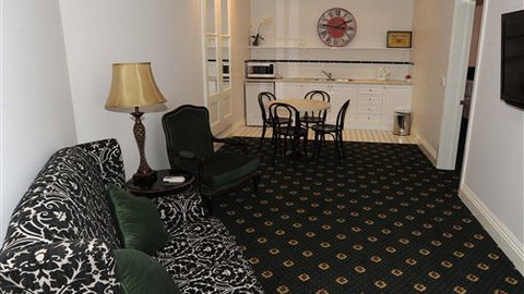 The Yarrawonga Hotel - Sunshine Coast Tourism 1