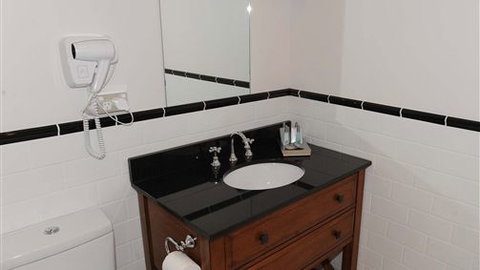 The Yarrawonga Hotel - Sunshine Coast Tourism 2