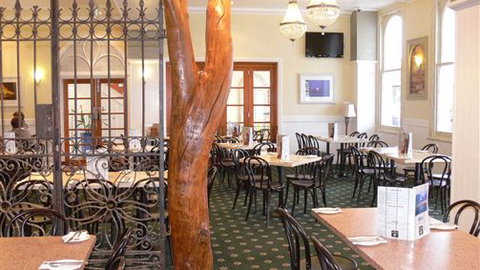 The Yarrawonga Hotel - Sunshine Coast Tourism 4