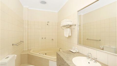 Quality Inn & Suites The Menzies - Sunshine Coast Tourism 1