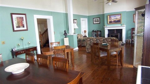 Bank On Main - Holiday Sunshine Coast 0