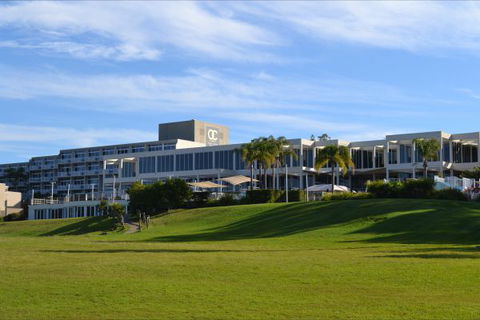 Absolute Beachfront Opal Cove Resort - Holiday Sunshine Coast 1