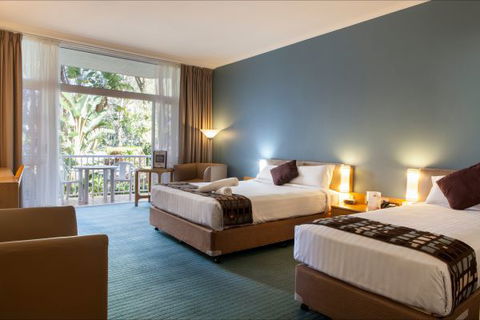 Absolute Beachfront Opal Cove Resort - Holiday Sunshine Coast 3