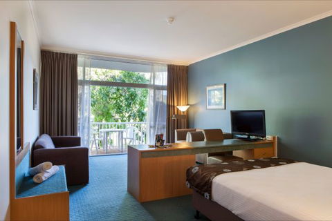 Absolute Beachfront Opal Cove Resort - Holiday Sunshine Coast 6