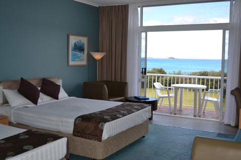Absolute Beachfront Opal Cove Resort - Holiday Sunshine Coast 8