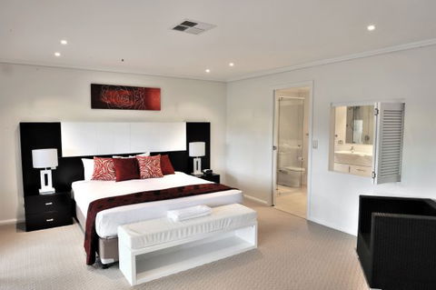 Absolute Beachfront Opal Cove Resort - Holiday Sunshine Coast 10