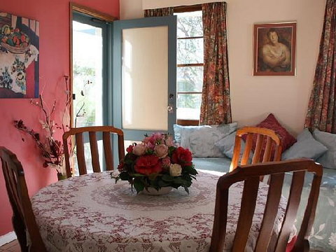 Practically Lakeside B And B - Sunshine Coast Tourism 2