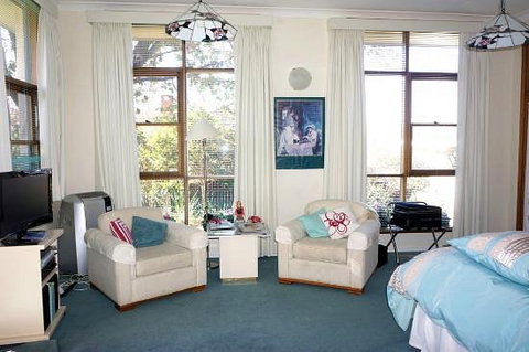 Practically Lakeside B And B - Sunshine Coast Tourism 1