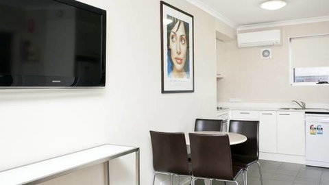 Forrest Hotel And Apartments - Sunshine Coast Tourism 0