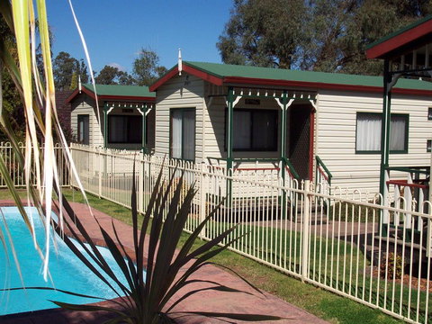 Parkes Country Cabins - Sunshine Coast Tourism 1