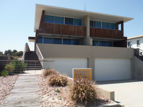 Relax At Tipara - Sunshine Coast Tourism 0