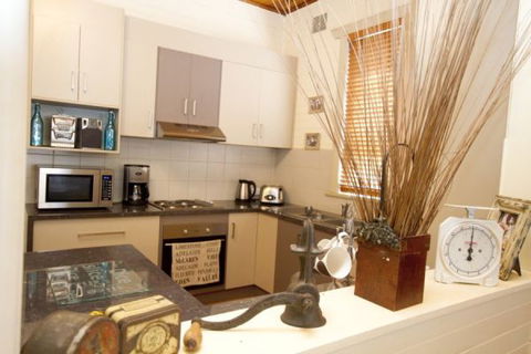Anderl's Beach Cottage - Holiday Sunshine Coast 0