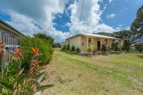 Anderl's Beach Cottage - Holiday Sunshine Coast 1